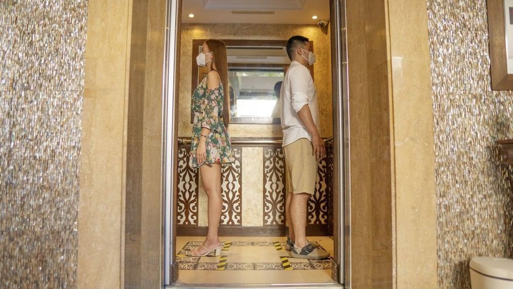 The Bellevue Resort Panglao Εξωτερικό φωτογραφία Social distancing in an elevator