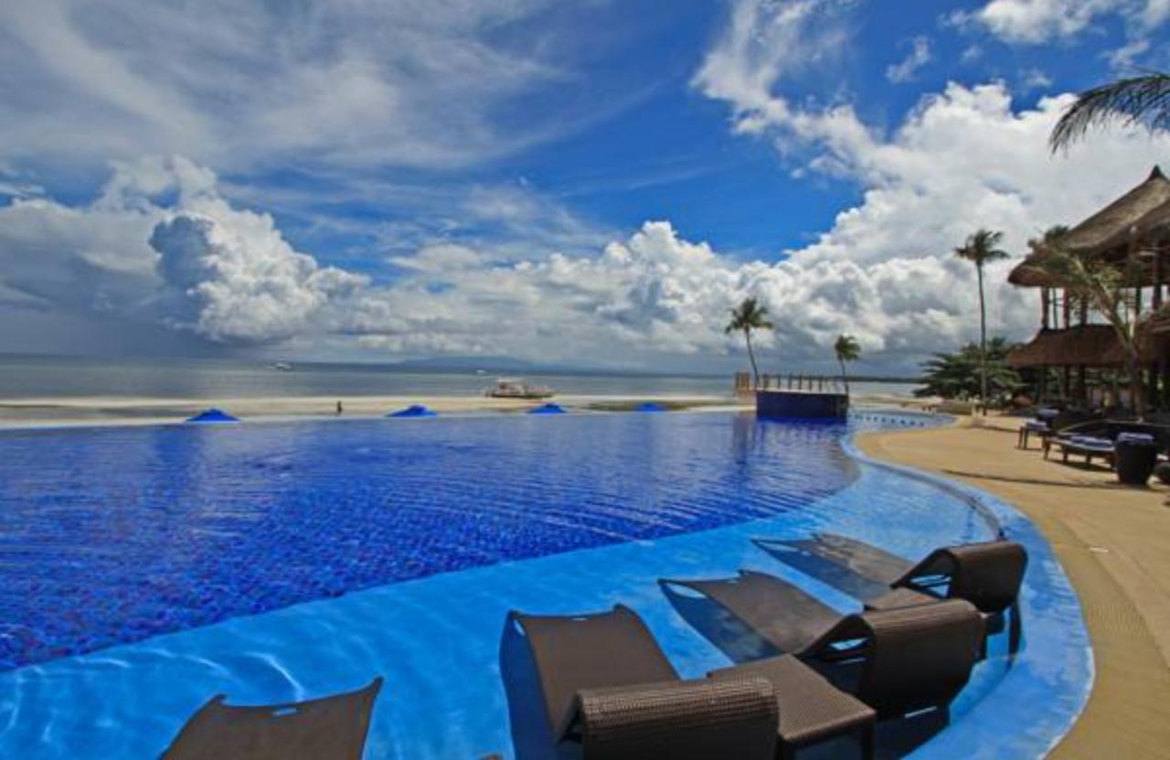 The Bellevue Resort Panglao Εξωτερικό φωτογραφία Infinity pool at the Shangri-La's Tanjung Rhu Resort, Langkawi, Malaysia