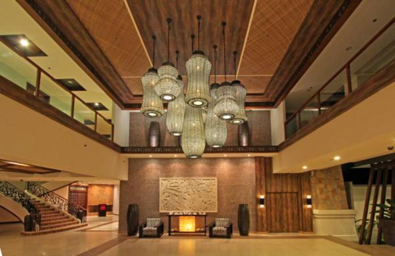 The Bellevue Resort Panglao Εξωτερικό φωτογραφία The lobby of the hotel