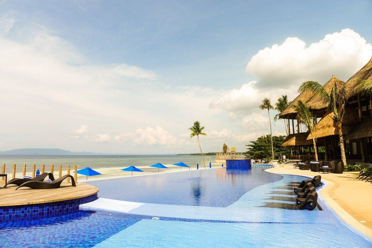 The Bellevue Resort Panglao Εξωτερικό φωτογραφία Infinity pool at the beach